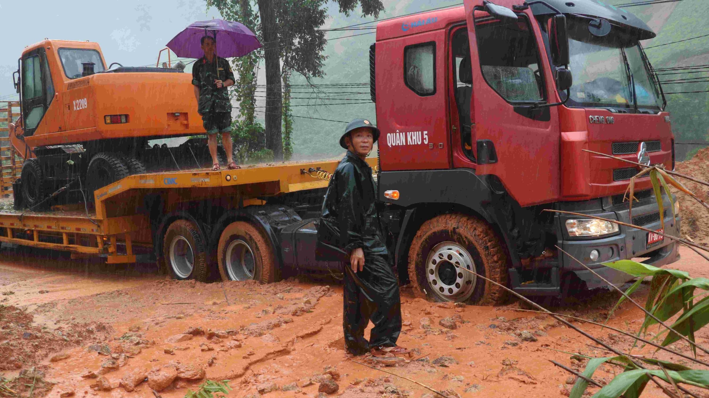 军队动员无人机救援被洪水围困的民众
